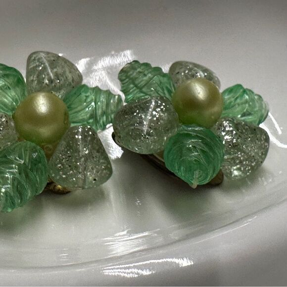 Vintage W. Germany Green and white lucite  Floral Clip-On Earrings - Picture 4 of 9